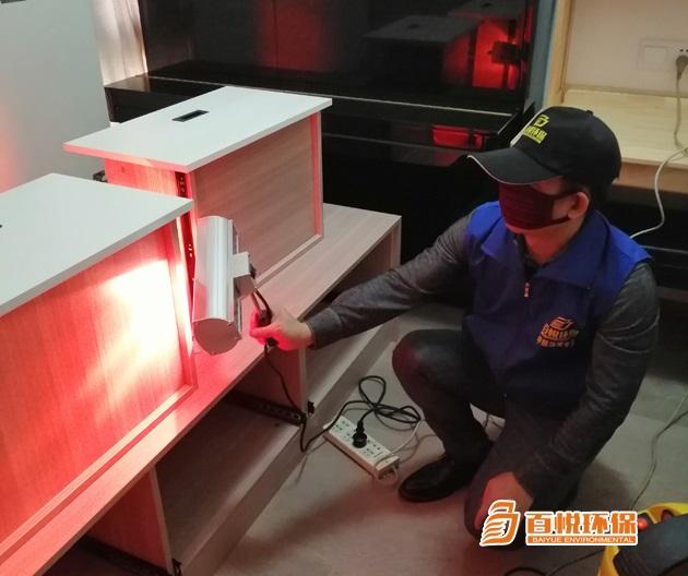 佛山百悅環(huán)保除甲醛治理公司是專業(yè)清除甲醛公司，為佛山及佛山周邊新裝修機關(guān)企事業(yè)單位辦公樓、寫字樓、家庭住宅、新房、別墅、公寓、酒店、賓館、醫(yī)院、養(yǎng)老院、幼兒園、學(xué)校教室、商場、超市、旅館、文化場所、書店、圖書館、展覽館、體育館、公共交通場所、公共交通工具、餐廳等用戶提供室內(nèi)除甲醛、裝修甲醛治理解決方案、除異味的空氣治理服務(wù),擁有經(jīng)驗豐富的施工團隊，除甲醛價格公道，十五年質(zhì)保。